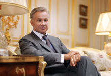 «Наші гроші»: советник Порошенко ездит по заповедной зоне, срезая путь к работе