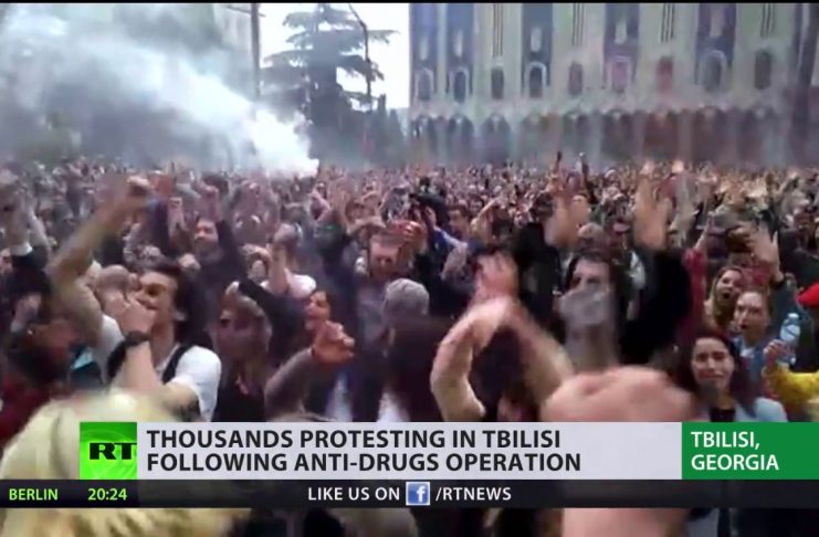 В Тбилиси продолжают требовать отставки главы правительства, полиция стянула допсилы