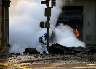 После взрыва центр Нью-Йорка окутало огромными клубами пара. Видео