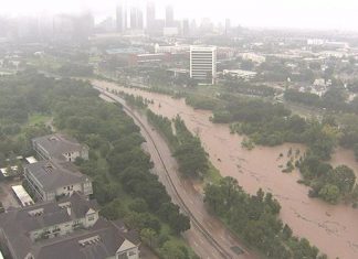 Улицы превратились в реки. На Хьюстон обрушились сильнейшие ливни