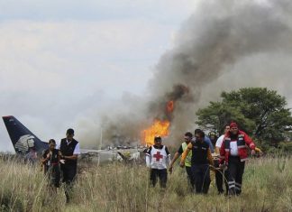 Один из пассажиров разбившегося в Мексике самолета подал в суд на авиакомпанию