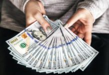 Украинцам посоветовали, как заработать на долларах