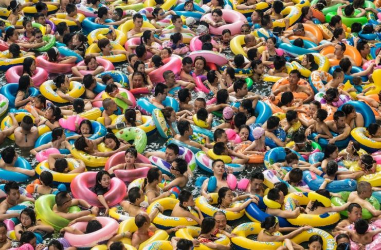 Голышом по улице: 40 китайцев наказали за плохую работу