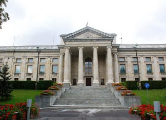 Поляки атаковали посольство РФ в Варшаве из-за инцидента в Керченском проливе