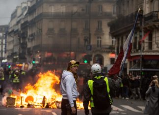 Протесты во Франции: Макрон пошел на уступки