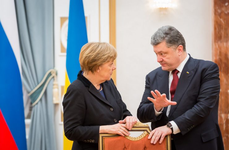 «Вы что, воевать Германии предлагаете?» Как Меркель отказалась помогать Порошенко побеждать на выборах