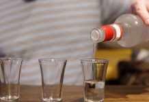 Absolut в трехлитровых пакетах. Объем рынка нелегальной водки в Украине составил 15 млрд гривен