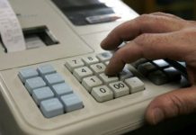«Готовьтесь к новым ценникам». Что меняет закон о кассовых аппаратах и смогут ли украинцы зарабатывать на покупках без чеков