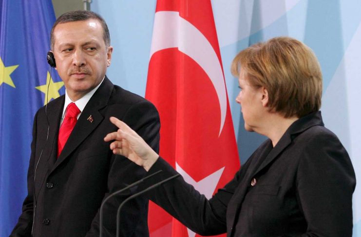 Меркель призвала Эрдогана прекратить военную операцию в Сирии