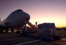 «Укрпочта» приняла Боинг с миллионом посылок с «черной пятницы»