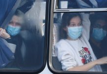 Битые окна и баррикады с огнем: на Полтавщине оттеснили протест и завезли людей с Уханя