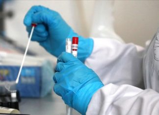 На лезвии ножа. Почему коронавирус в мире вновь идет в рост и спасет ли вакцинация