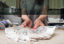 Зарплата буде як в Європі вже в наступному році: чи варто вірити обіцянкам Кабміну