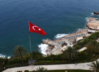 Спецрейсы и «отели без русских». Как в этом сезоне в Турции готовятся принимать украинцев и россиян