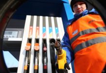 Ніхто нікуди не їде: 7 важливих питань щодо дефіциту бензину