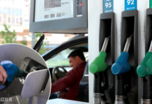 Паливна паніка закінчиться не скоро? Коли українці зможуть купувати бензин без черг на АЗС