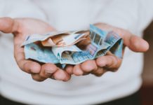 Виплати біженцям за кордоном: усі, кому належить, отримають «соціалку» від України