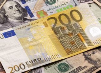 Українці знову роблять валютні заначки. Що купувати – долар чи євро?