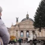 Новорічні ялинки України: в Полтаві — перша за роки війни, у Львові — подарунок від мешканців