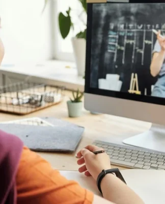 Що зміниться після Нового року: поріг бронювання, календар щеплень, зарплата вчителям та депутатам