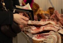 Українці платять більше за сало: чому зростають ціни на популярний продукт