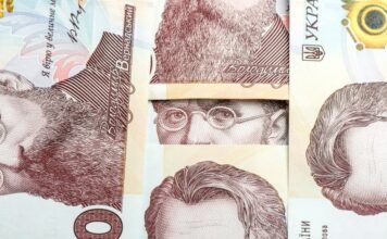 Долар і євро перетнули психологічну межу: що відбувається і що буде далі з гривнею