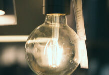 Порівняння тарифів: скільки коштує світло для українців і жителів європейських країн