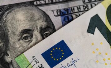 Євро впало до 17-місячного мінімуму, натомість долар зріс до максимуму за три місяці